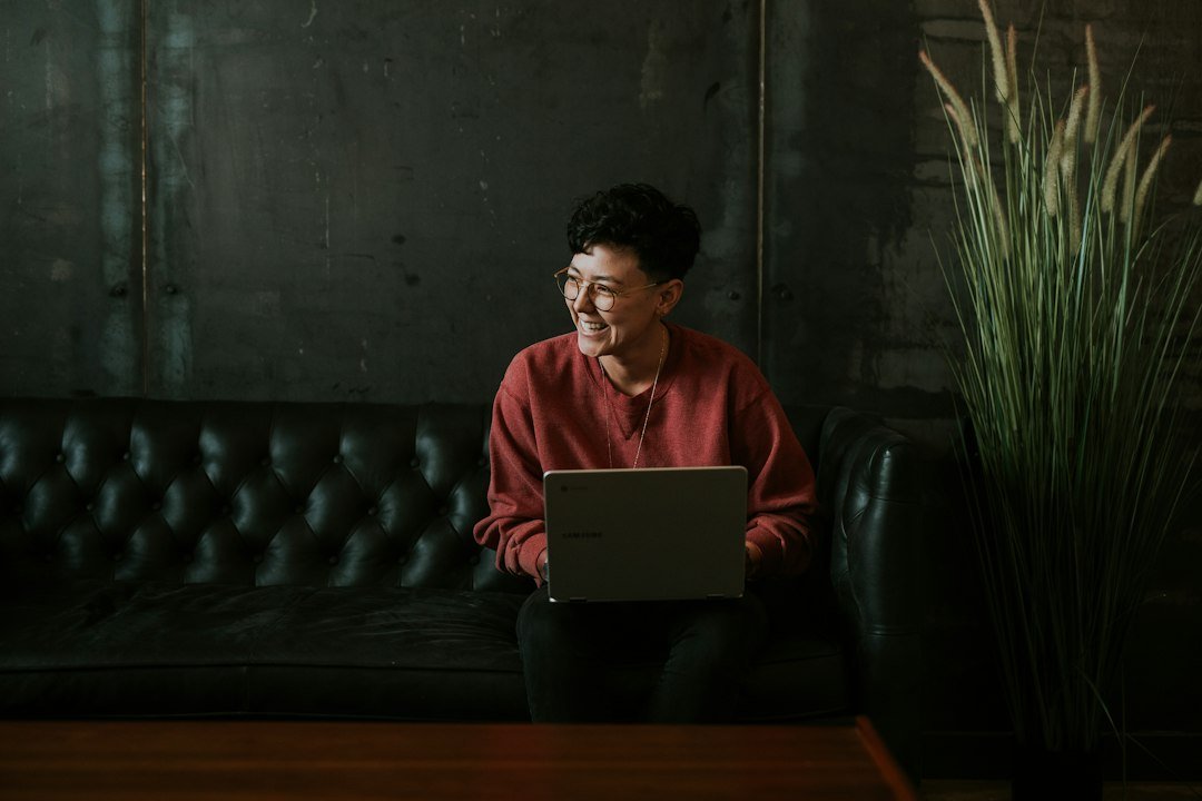Entrepreneur développant sa présence en ligne avec un site internet professionnel