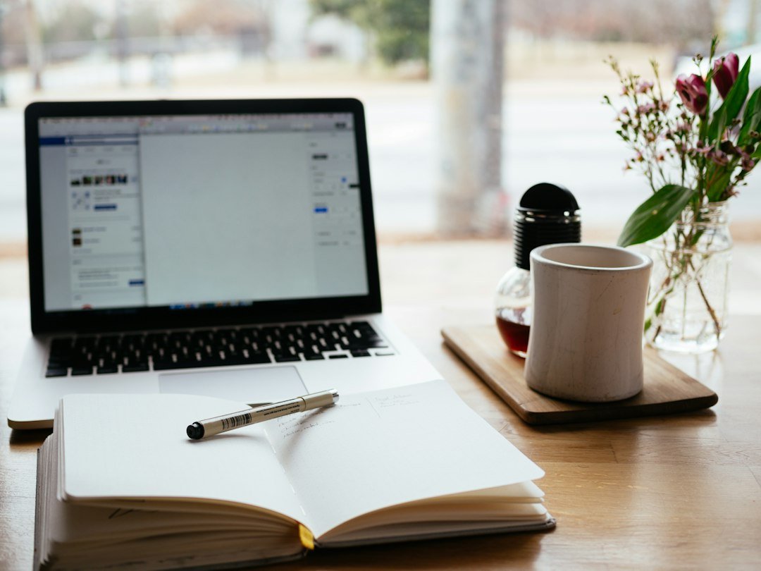Planification d’un projet WordPress avec ordinateur portable et carnet de notes