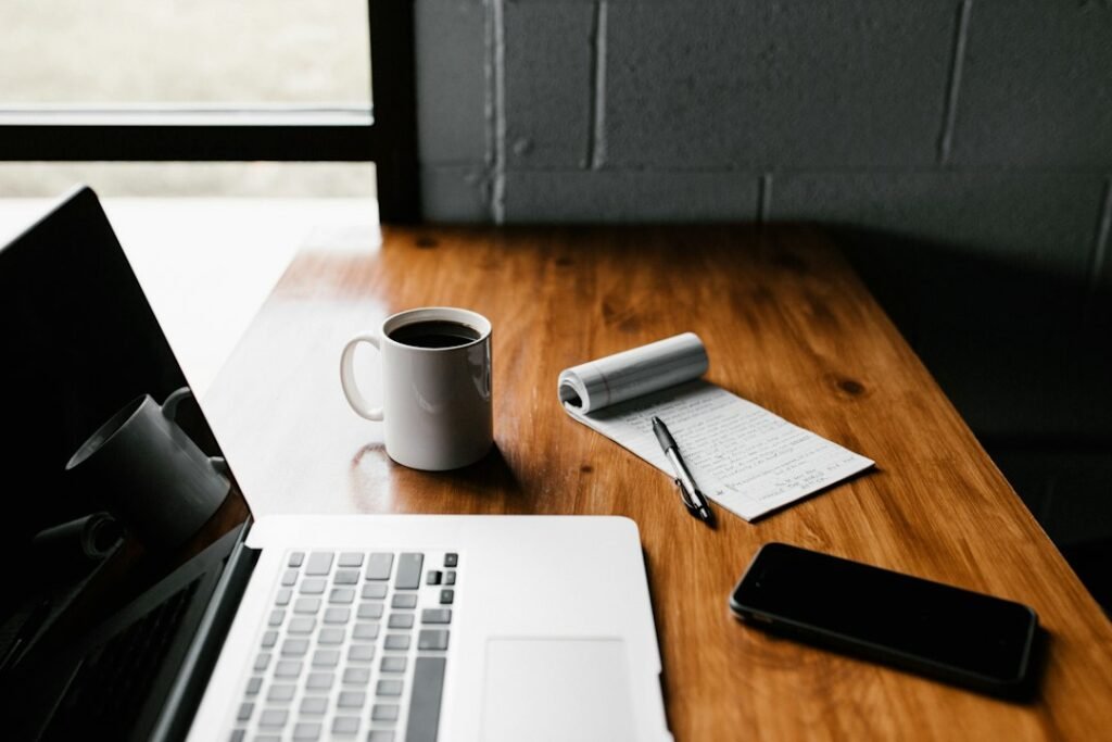 Ordinateur portable et espace de travail pour préparer le budget d’un site WordPress en 2026